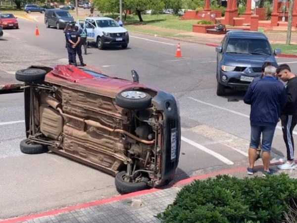 Menor con politraumas leves dejó siniestro entre dos autos