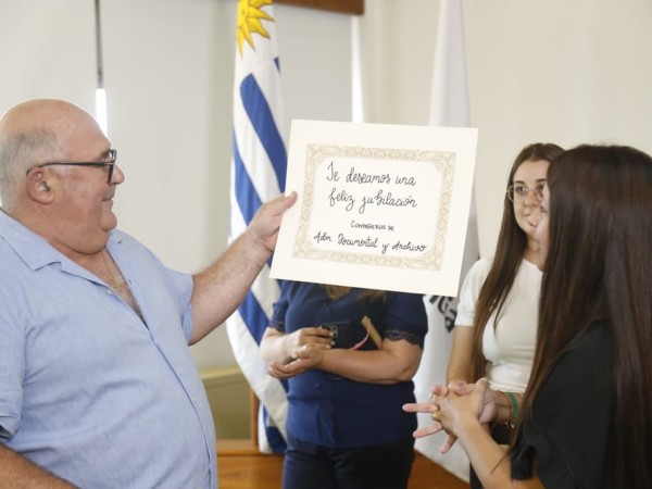 Miguel Abella se retiró de la Intendencia tras 45 años de trabajo y fue sorprendido por sus compañeros