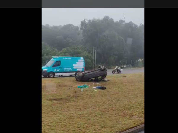 Un auto volcó en Punta Ballena; su conductor está grave