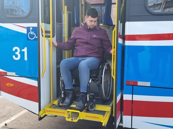 Guscapar presentó el primer ómnibus accesible con espacio para el perro guía que tendrá la zona oeste del departamento