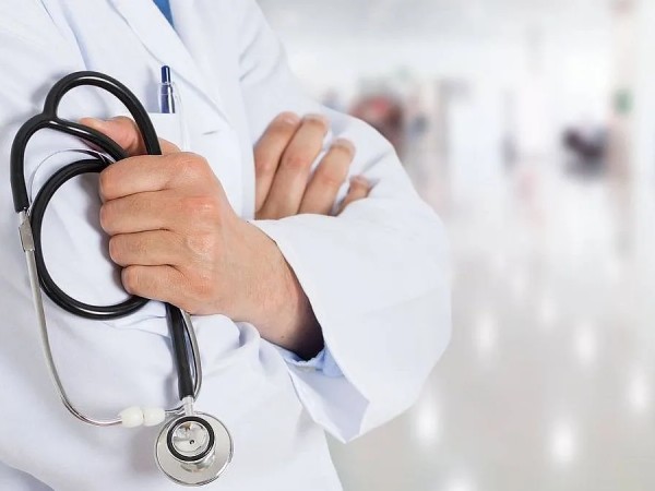 Denuncian que un médico fue agredido con un golpe de puño mientras asistía a un paciente