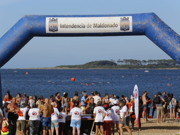 250 nadadores participaron en la segunda travesía del verano