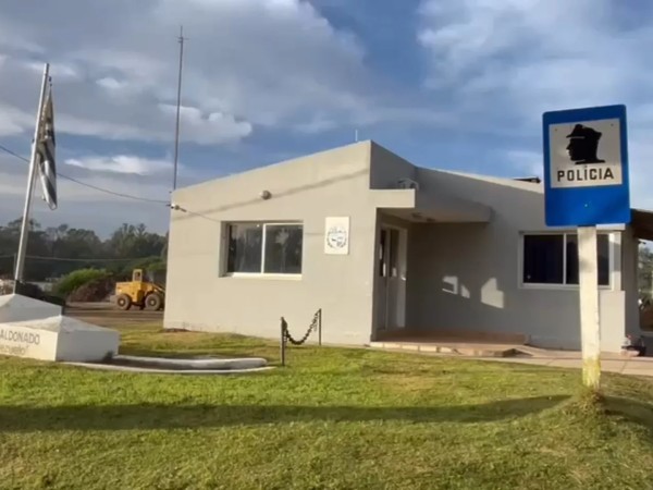 Intentó robarle el arma a un policía y rompió vidrios de Antel y de la Junta local de San Carlos; fue formalizado