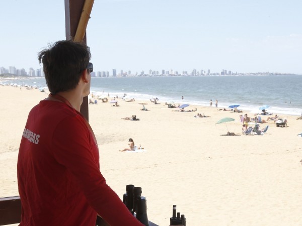 Guardavidas refuerzan recomendaciones: “La ola te puede revolcar pero te va a sacar siempre, donde no hay olas es donde está el peligro”