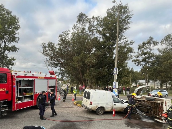 Un camión volcó tras chocar contra otro automóvil