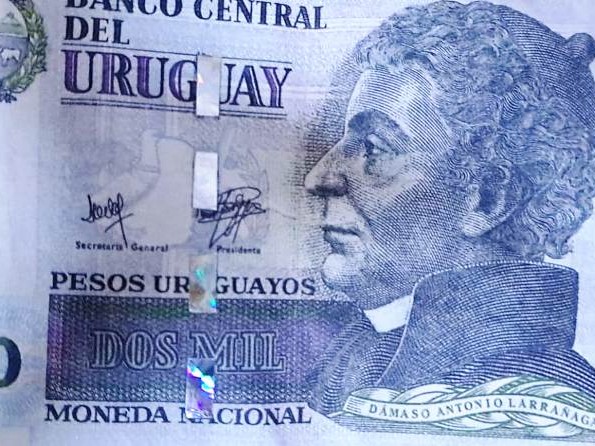 Un sujeto compraba en almacenes con billetes falsos de $2000 y fue retenido por dos hombres a los que intentó estafar