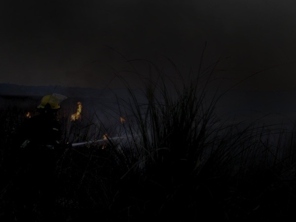 Bomberos controló incendio en campo