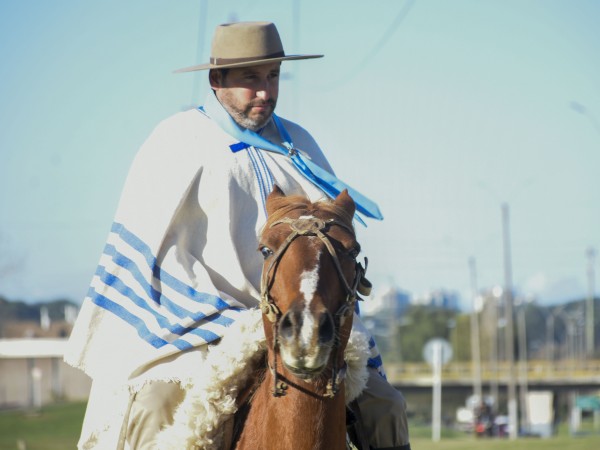 Tort se encuentra cumpliendo su promesa de llegar a caballo hasta el Verdún