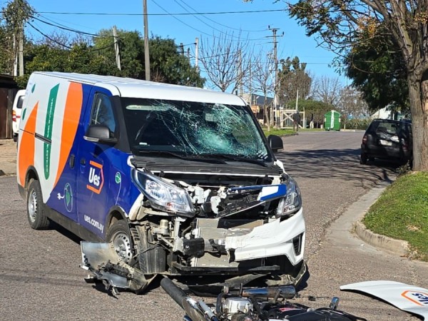 Choque entre una camioneta y una moto dejó a un hombre lesionado