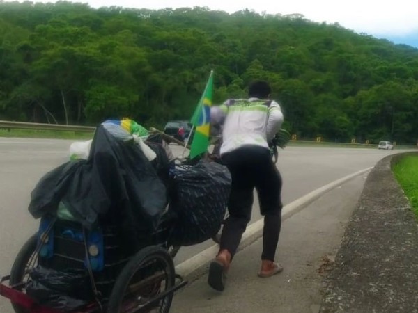 Robaron en San Carlos a un viajero brasilero que recorre países en bicicleta