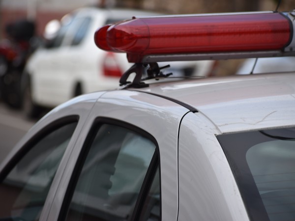 Escuchó ruidos en su vivienda y fue amenazado por un delincuente que aseguró portar un arma, llevándose objetos personales