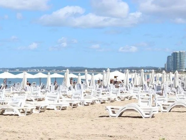 Las playas son de todos y no se pueden concentrar en pocas manos, dijo directora de Ambiente municipal; no se permitirán más de tres sombrillas con seis sillas abiertas sin gente