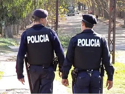 Una pareja agredió a funcionarios policiales en la vía pública