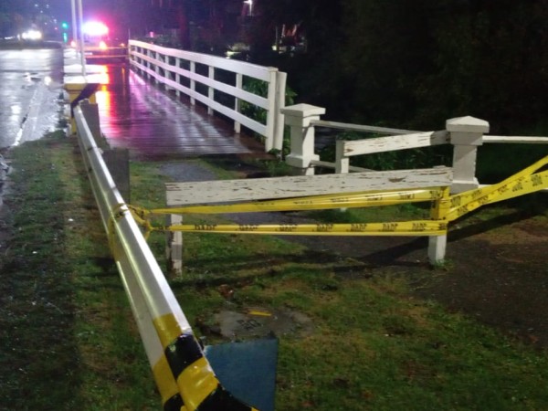 En Piriápolis hubo hundimiento de puente peatonal en Av. Artigas y desborde de cañadas