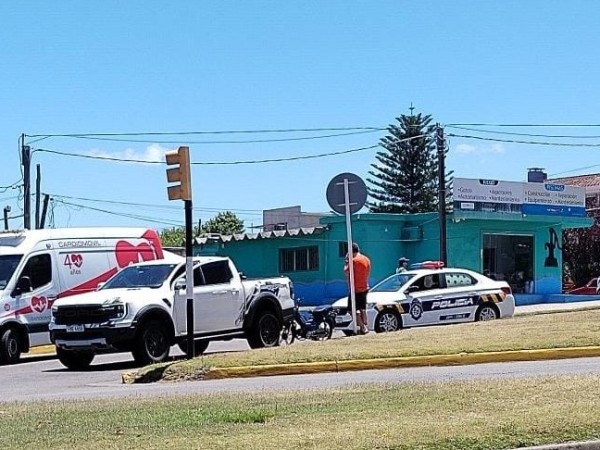 Una motociclista resultó lesionada tras chocar con una camioneta