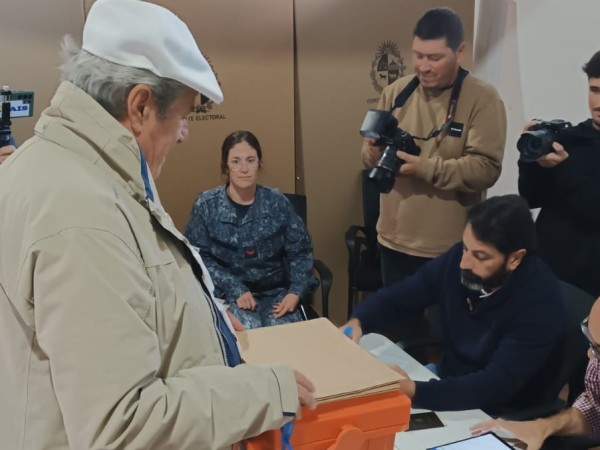 Votó el intendente Enrique Antía y dijo que Abella lo estuvo respaldando “todos estos 25 años”