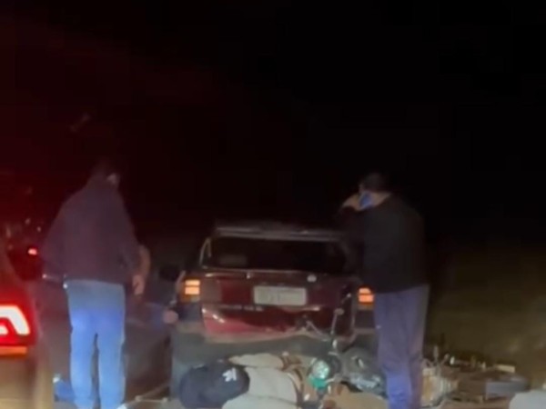 Motociclista impactó contra auto detenido y resultó con lesiones