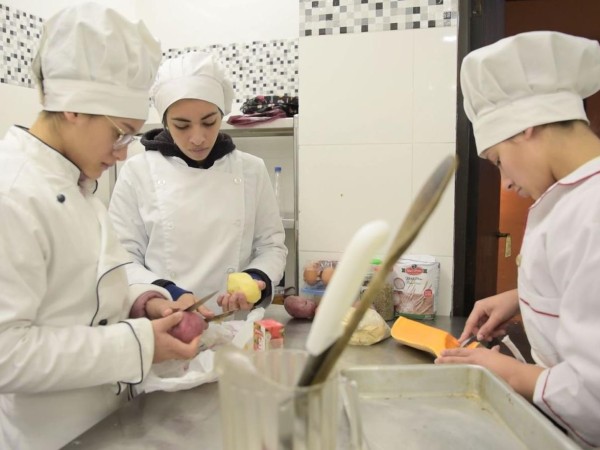 Escuela de alta gastronomía de UTU recibió al ministro de turismo y a referente italiano en formación turística