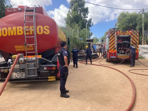 Incendio intencional en barrio San Gabriel dejó dos casas con pérdidas totales