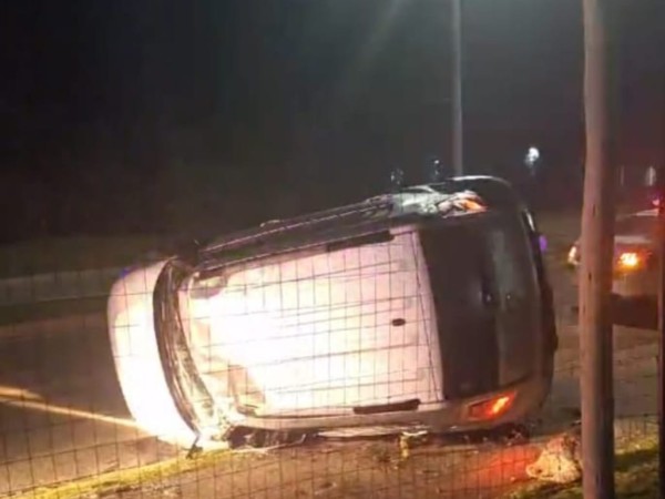 Un automóvil despistó y volcó esta madrugada