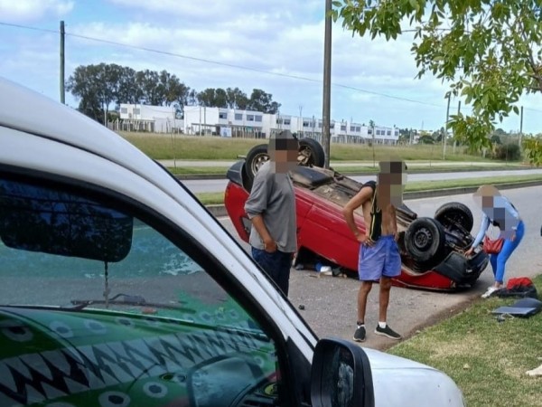 Un automóvil volcó en plena avenida y su conductor se negó a ser asistido
