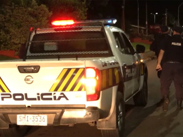 Buscan camioneta que embistió, fugó y lesionó a dos personas en moto