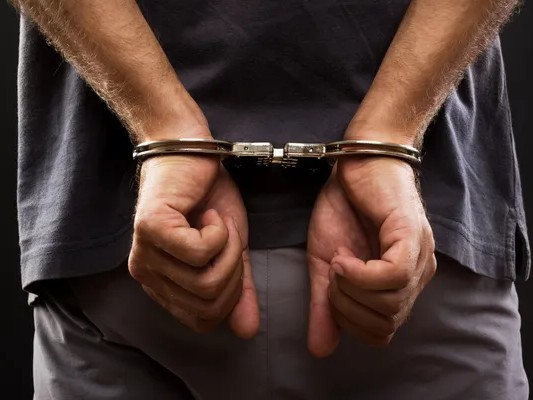 Detuvieron a un hombre que amenazaba a transeúntes con un palo