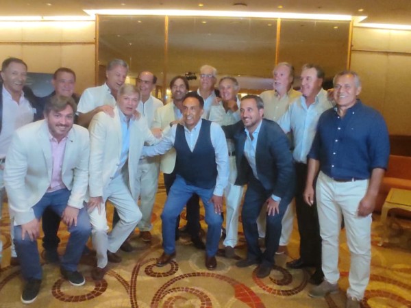 El presidente Lacalle Pou junto a glorias del fútbol uruguayo en el lanzamiento de Fundación Copa de Oro