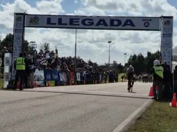 Anderson Maldonado cruzó la meta en la capital fernandina y se adueñó de la malla oro en la Vuelta Ciclista del Uruguay