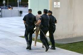 Detienen a un hombre desnudo en el centro de Maldonado