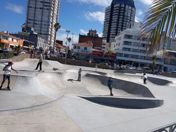 Vecinos de Punta del Este denuncian que un sujeto, mediante estorbos y violencia, imposibilita el uso de la pista de skate