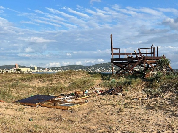 “Una caseta desapareció por completo, en Playa Grande no quedó nada”, coordinador de guardavidas sobre temporal en Piriápolis