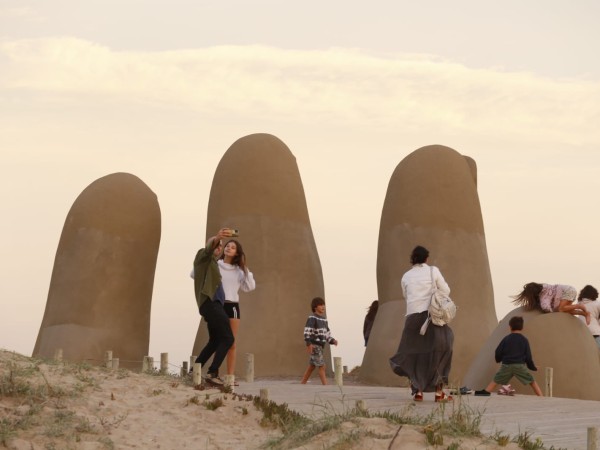 Comenzaron los trabajos de pintura en el monumento “La Mano”: "Por lo menos tapamos lo que hizo esta señora", aseguró Carballal