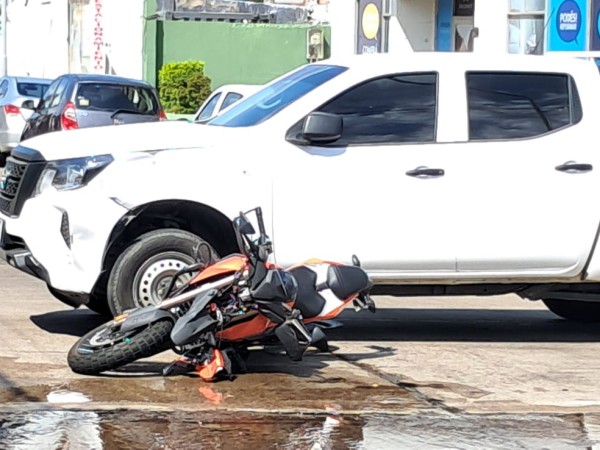 Camioneta de Hechos Complejos colisionó con una moto