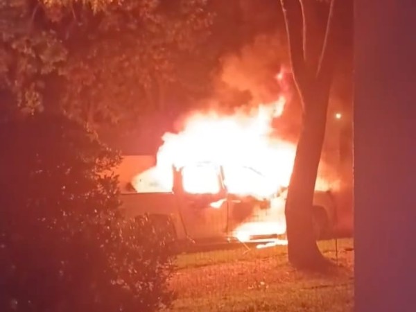Un automóvil se incendió esta madrugada en Cerro Pelado