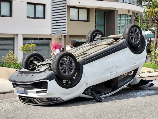Un auto volcó en avenida Roosevelt