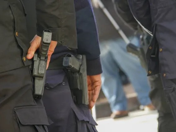 Le robó el arma a un policía, lo amenazó y se dio a la fuga