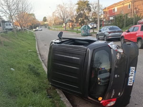 Chocaron un automóvil y se dieron a la fuga