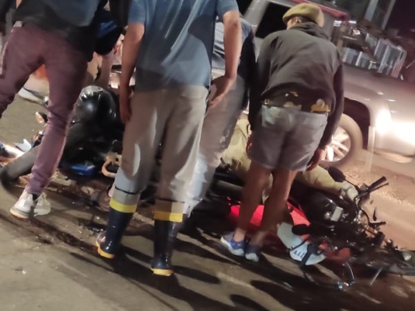 Violento choque entre dos motos deja un conductor herido