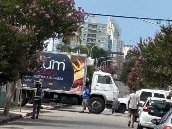 Una mujer resultó lesionada tras un choque entre un camión y una camioneta