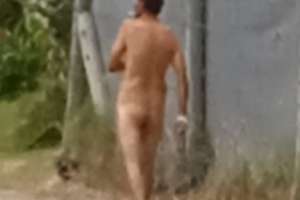 Hombre que se pasea desnudo genera preocupación y reclaman acción de autoridades