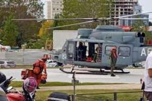 Ante un fuerte oleaje un helicóptero logró rescatar a un tripulante enfermo de un barco y trasladarlo a un sanatorio
