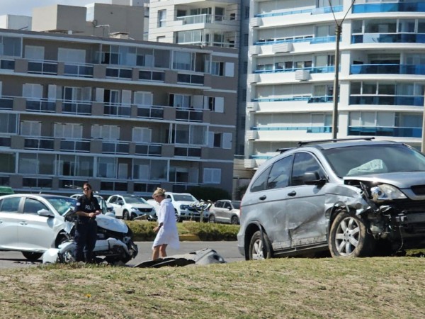 Octogenaria debió ser trasladada a un centro asistencial tras colisión entre dos automóviles