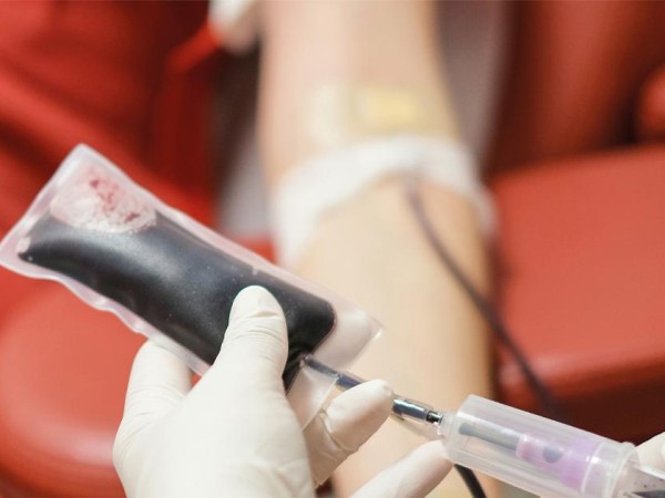 Prevén diseñar protocolo para donantes de sangre no vacunados de covid