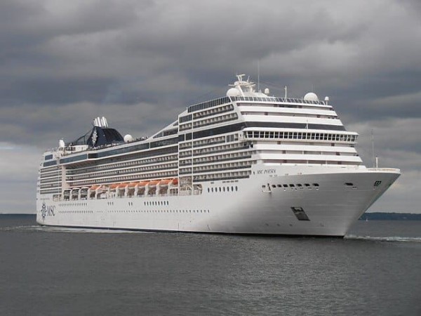 Armada Nacional busca a una persona que desapareció de un crucero