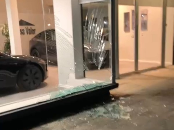 Extraño incidente en un salón de exhibición de autos Tesla en Maldonado donde un vehículo rompió la vidriera y fugó
