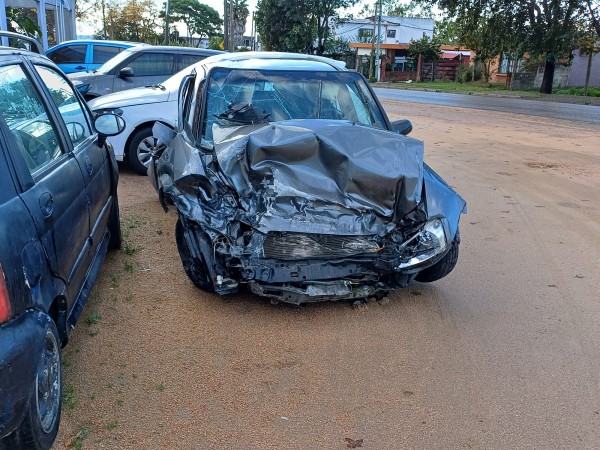 Un automóvil cambió de mano e impactó a una camioneta con obreros del realojo Kennedy