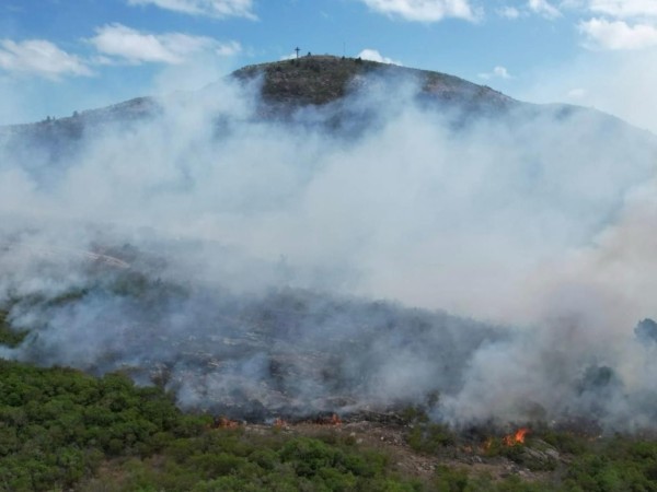 Está controlado el incendio en sierras del Tirol; el helicóptero lanzó 36 mil litros de agua en el área