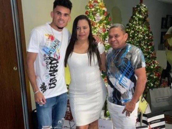 Secuestraron a los padres de una estrella del fútbol que juega en el Liverpool